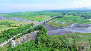 Deniz kenarındaki yürüyüş yolu güzel manzaralar ve köprüler