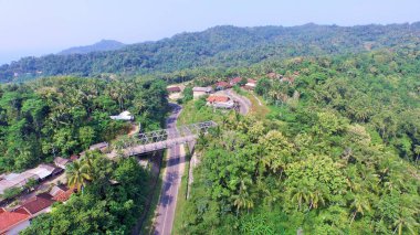 Deniz kenarındaki yürüyüş yolu güzel manzaralar ve köprüler