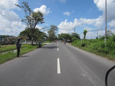 Endonezya, Doğu Java, asfalt yollar ve parlak bulutlar boyunca