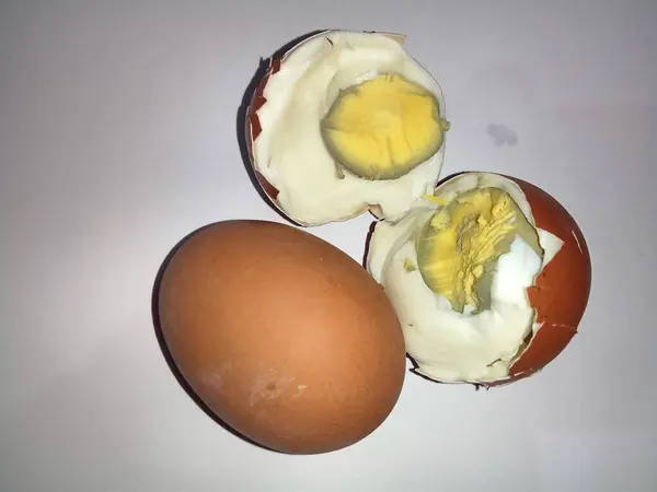 Haşlanmış tavuk yumurtası çok lezzetli ve lezzetli bir yemektir.