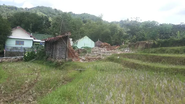 toprak durumu bir heyelan sonrasında (doğal afet)