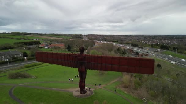 イングランド北部に位置する記念碑的な彫刻である北の天使は 希望と強さの象徴として立っています 鋼で作られたこの象徴的なランドマークは 芸術的傑作と文化的意義の両方を表しています — ストック動画