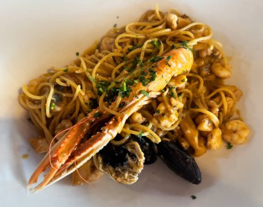 tabak spagetti ile deniz ürünleri