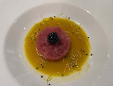 Ton balığı, sarı sos ve meyve tabağı.