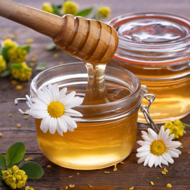 Papatyalı bir kavanoz bal.