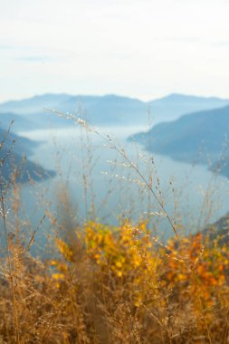 Bir tepenin tepesinden sonbahar manzarası ve göl