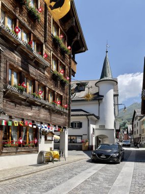Güzel Andermatt köyü. İsviçre. Antika ev..