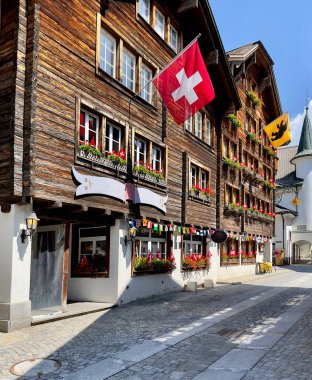 Güzel Andermatt köyü. İsviçre. Antika ev..