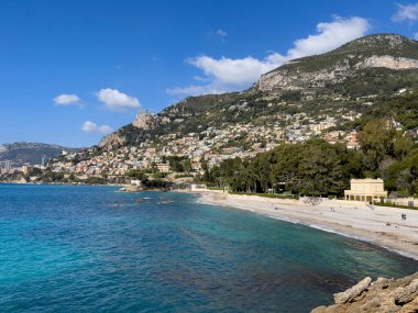 Yaz deniz kıyısı. Akdeniz 'e. Cote d'Azur. Kaynak. 