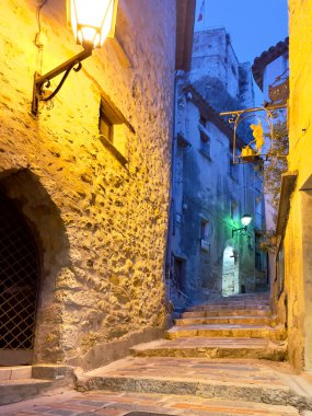 Akşamları dar sokaklar