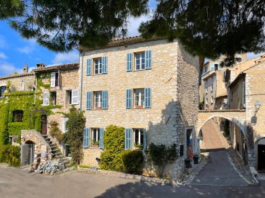 Eski köy. Antika mimari. Dağ köyü. Eski Avrupa.