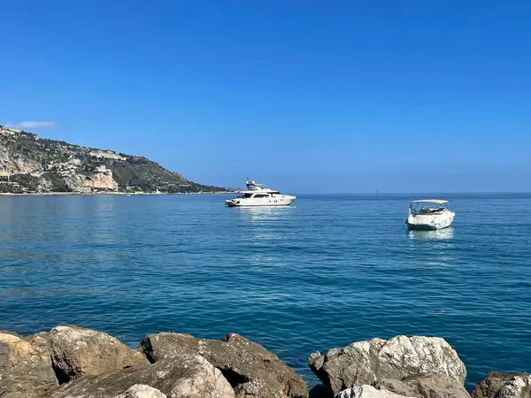 Yaz deniz kıyısı. Akdeniz 'e. Cote d'Azur. Kaynak. 