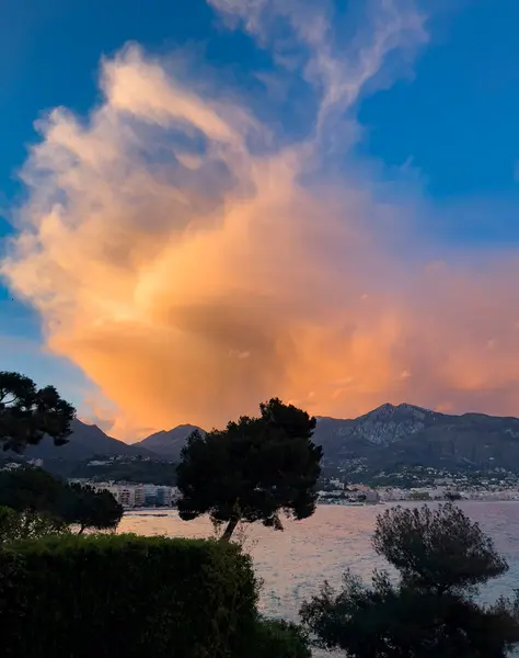 İnanılmaz bir gün batımı. Kızıl gün batımı. Mavi gökyüzü. Fransız Rivierası.