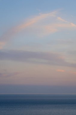 Akşam deniz kıyısında. Akdeniz 'e. Cote d'Azur. Kaynak.