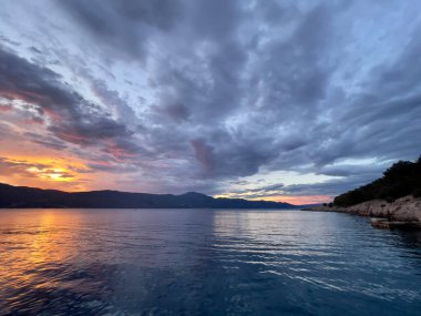 Deniz manzaralı. Dramatik bir gökyüzü. En güzel gün batımı. 