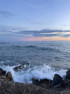 Denizde güzel kırmızı gün batımı.