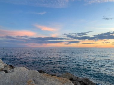 Denizde güzel kırmızı gün batımı.