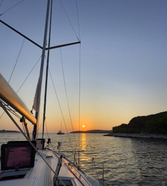 Gökyüzünde sarı güneşli bir gün batımı