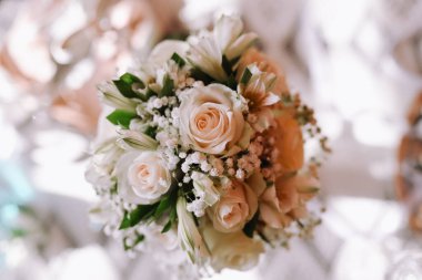 Düğün buketi masada.