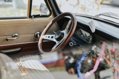 Araba direksiyonu ve direksiyon simidi yolda.