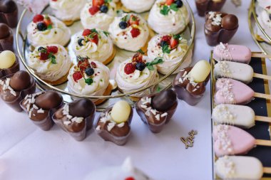 Masada çok güzel şeker var.