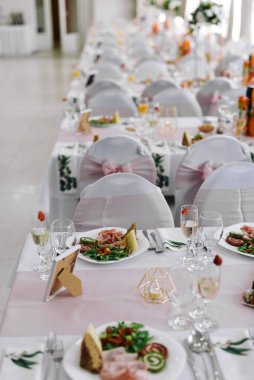 Yemeklerle dolu bir masa..