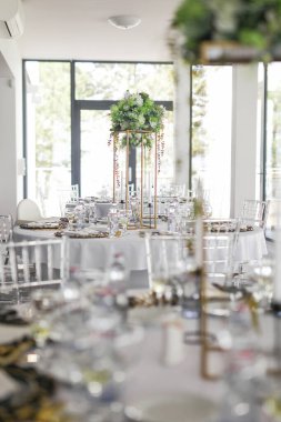 Düğün resepsiyonunda gözlüklü ve tabaklı masa.