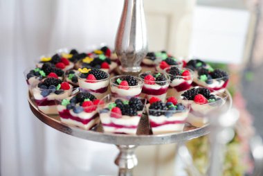 Açık büfedeki lezzetli bir tatlıyı yakından çek.