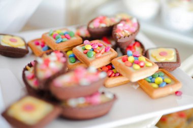 Renkli çikolatalı tatlı şekerler.