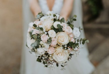 Gelin ve damadın ellerinde düğün buketi