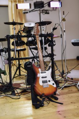 Elektronik gitar koridorda.