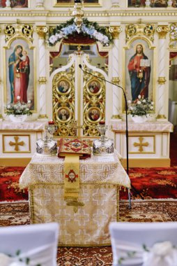 Ortodoks kilisesinin içinde.