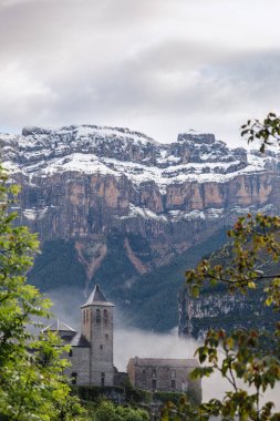 Arkasında karlı Pireneler olan Torla Köyü. Aragonese Pireneleri, Ordesa Ulusal Parkı ve Monte Perdido, İspanya