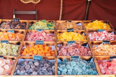 Galiçya, İspanya 'daki bir panayırda, ahşap kutularda çeşitli şeker kaplı şekerlerin renkli bir görüntüsü..