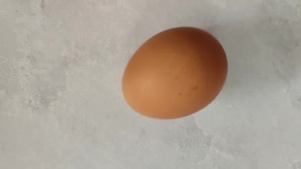 Коричневі Курячі Яйця Обертаються Підлозі Крупним Планом — стокове відео