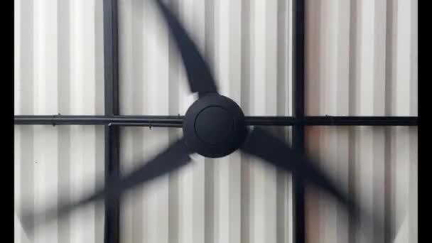 金属屋根に固定された部屋の風冷却のための速い回転刃が付いている天井ファン — ストック動画