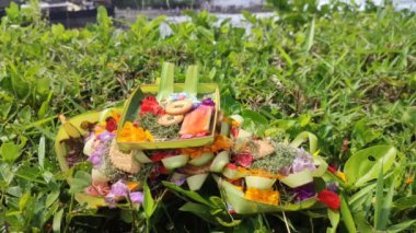 Sesajen, Tanah Lot 'taki sunumları da çağırdı. Bali ritüelleri