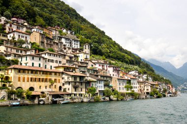 İsviçre 'de Lugano Gölü kıyısındaki Gandria köyünün manzarası.