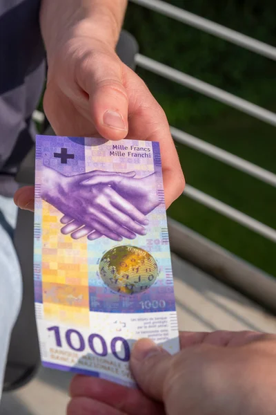 Betala Hand Till Hand 1000 Schweiziska Franc Kontanter — Stockfoto
