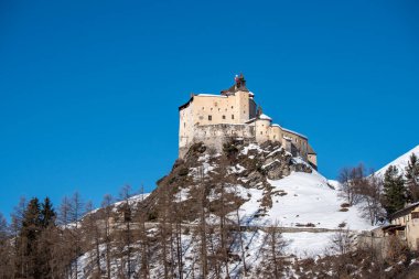 Engadin Vadisi 'ndeki Tarasp Kalesi. İsviçre