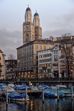 Zürih 'teki Limmat Nehri' nin arkasında Grossmnster Katedrali var.