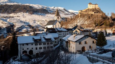 Tarasp Kalesi ve Köyü 