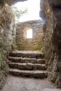 Fransa, Provence 'deki terk edilmiş bir kalenin eski taş merdivenleri.