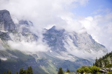 İsviçre alplerinde Urnerboden ile İsviçre 'de dağ sıraları