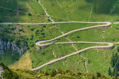 İsviçre 'deki Klausepass' a giden eski yolun havadan görüntüsü.