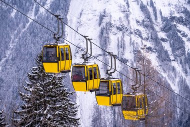 Glarus 'taki İsviçre Alplerinde teleferikler