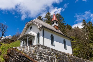 İsviçre 'nin Glarus kentindeki Braunwald Alplerinde küçük bir kilise şapeli.