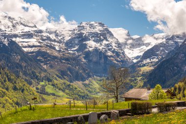 İsviçre 'nin Glarus kentindeki Braunwald Alpleri' nin manzara görüntüsü.