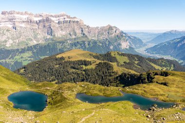İsviçre Alp ve Göllerinin tepesindeki panoramik manzara, İsviçre