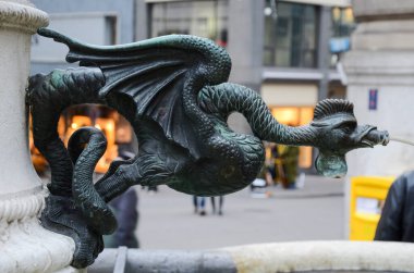 Basilisk ikonu Basel 'de bir çeşmede